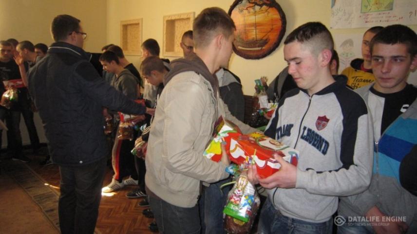 Photo 1 for Congratulations on a bright Easter day to juvenile detainees (convicted) in the Lukyanovsky pre-trial detention center.