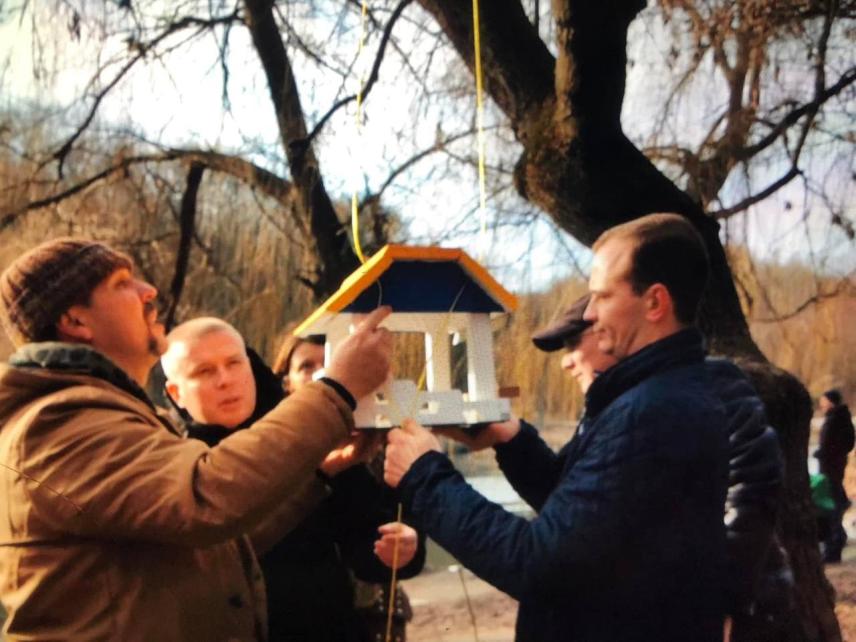 Photo 17 for Installation of feeders in parks and recreation areas